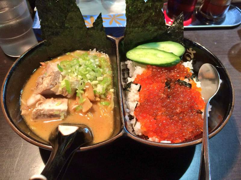 東京都民驚《北海道觀光拉麵》一口味噌拉麵一口鮭魚卵丼的惡魔組合... 東京都民驚《北海道觀光拉麵》一口味噌拉麵一口鮭魚卵丼的惡魔組合...