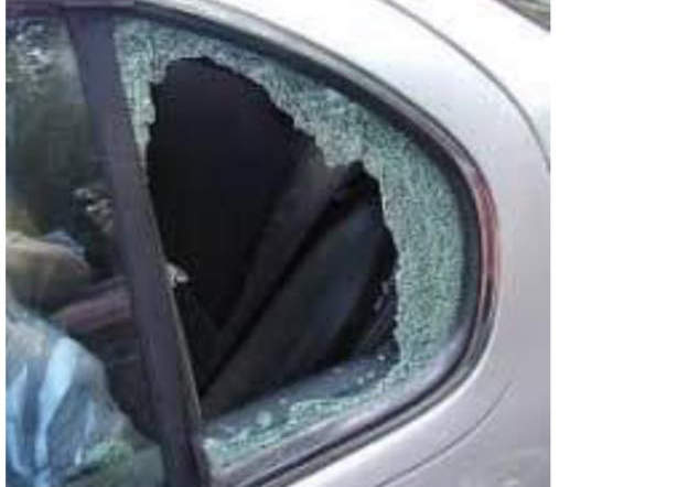 熱浪襲擊 好心人《打破車窗救狗狗》結果發現是超逼真玩具..... 熱浪襲擊 好心人《打破車窗救狗狗》結果發現是超逼真玩具.....