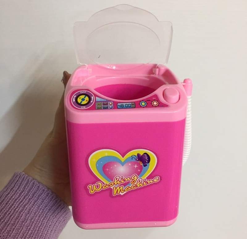 大創熱門商品《化妝刷洗衣機》還有排水管可以把汙水排出唷