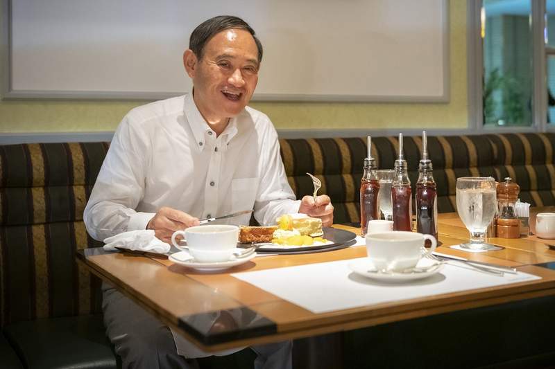 令和大叔再耍萌《菅義偉吃鬆餅》孤獨的美食家感滿滿的午茶照引發推特瘋傳❤ 令和大叔再耍萌《菅義偉吃鬆餅》孤獨的美食家感滿滿的午茶照引發推特瘋傳❤