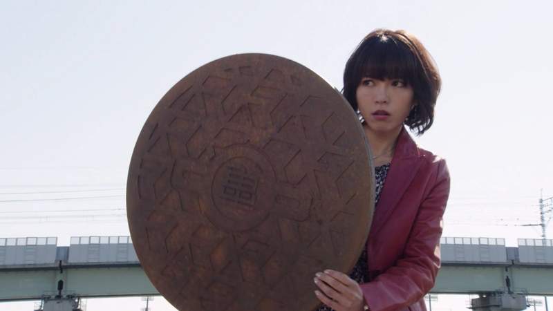 假面騎士ZI-O《人孔蓋最強武器說》大部分危機都能靠釋由美子的人孔蓋解決ww 假面騎士ZI-O《人孔蓋最強武器說》大部分危機都能靠釋由美子的人孔蓋解決ww