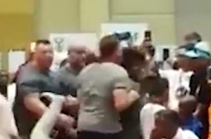 真.魔鬼終結者《阿諾被影迷從背後飛踢》網友:好像蚊子攻擊犀牛一樣... 真.魔鬼終結者《阿諾被影迷從背後飛踢》網友:好像蚊子攻擊犀牛一樣...