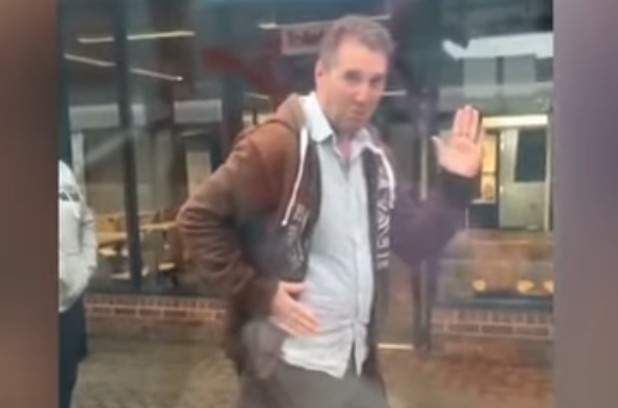 乖小孩不要學《老爸跟火車賽跑影片爆紅》其實就是為了多看女兒幾秒... 乖小孩不要學《老爸跟火車賽跑影片爆紅》其實就是為了多看女兒幾秒...