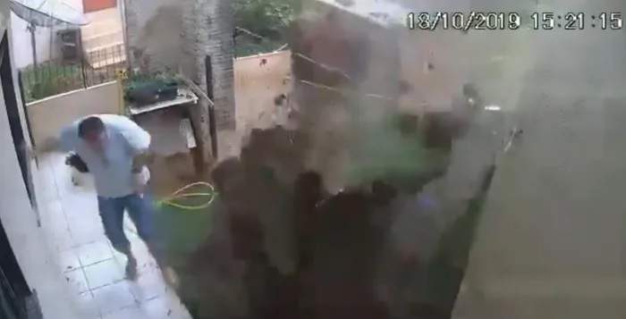 全被錄下的《過激小強消滅法》竟然用汽油把自家院子給炸了......