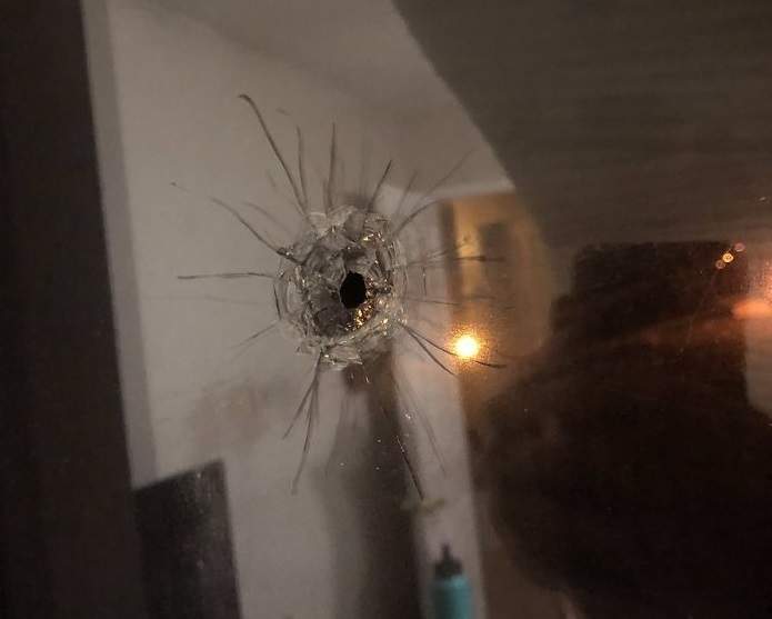 美國到底多危險《螢幕擋住流彈還能用》被螢幕救了一命呢...