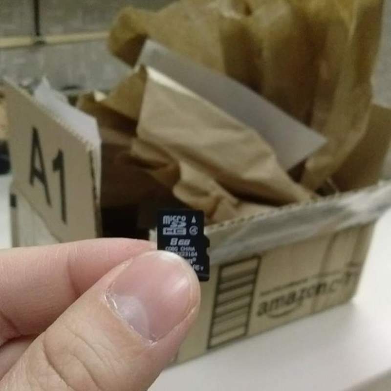 有點誇張的《過度包裝照》買個記憶卡卻送來1/3身大箱子是... 有點誇張的《過度包裝照》買個記憶卡卻送來1/3身大箱子是...