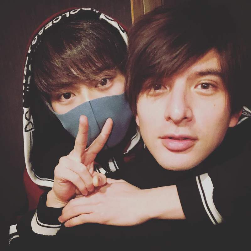 腐注意《城田優&新田真劍佑》一個背後抱讓男人們的多角關係更複雜化❤ 腐注意《城田優&新田真劍佑》一個背後抱讓男人們的多角關係更複雜化❤