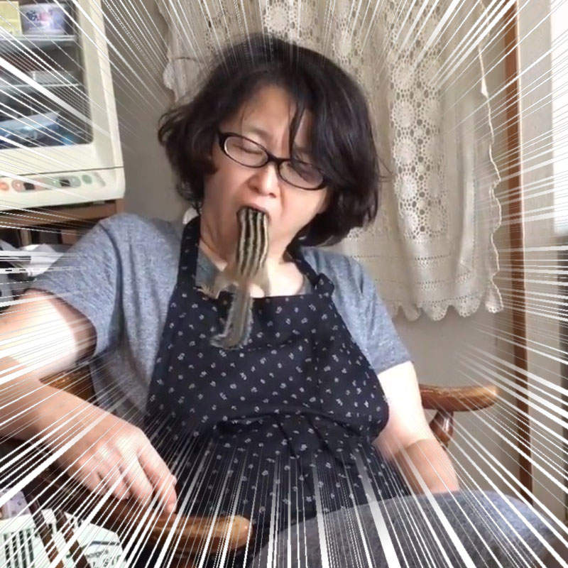 《媽媽嘴裡的松鼠》不顧媽媽哀號瘋狂往嘴裡鑽的松鼠，原來是為了...ww