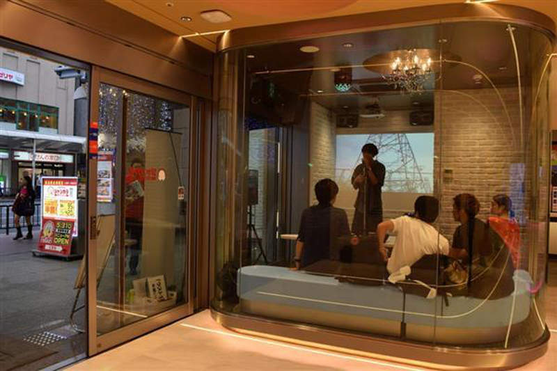日本KTV《透明包廂》超有開放感的熱唱空間,還有全力為你炒熱氣氛的店員ww 日本KTV《透明包廂》超有開放感的熱唱空間,還有全力為你炒熱氣氛的店員ww