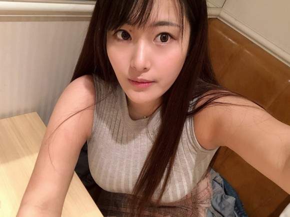 天然爆彈娘《秋山夏帆》著衣巨乳讓人無法抵擋的I級威力