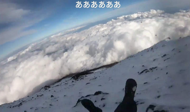 《人生最後的直播》日本網友冬天獨攀富士山滑落 裝備噴飛的恐怖過程全都錄……