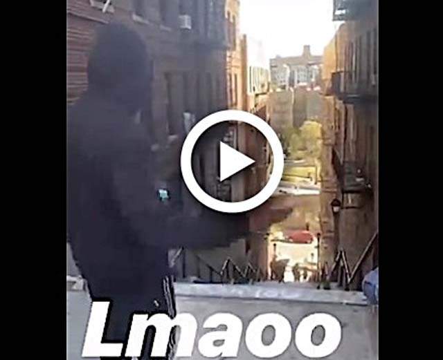 小丑樓梯爆紅《居民對朝聖影迷投擲雞蛋》大喊著「這裡不是觀光客來的地方，你們又不花錢」