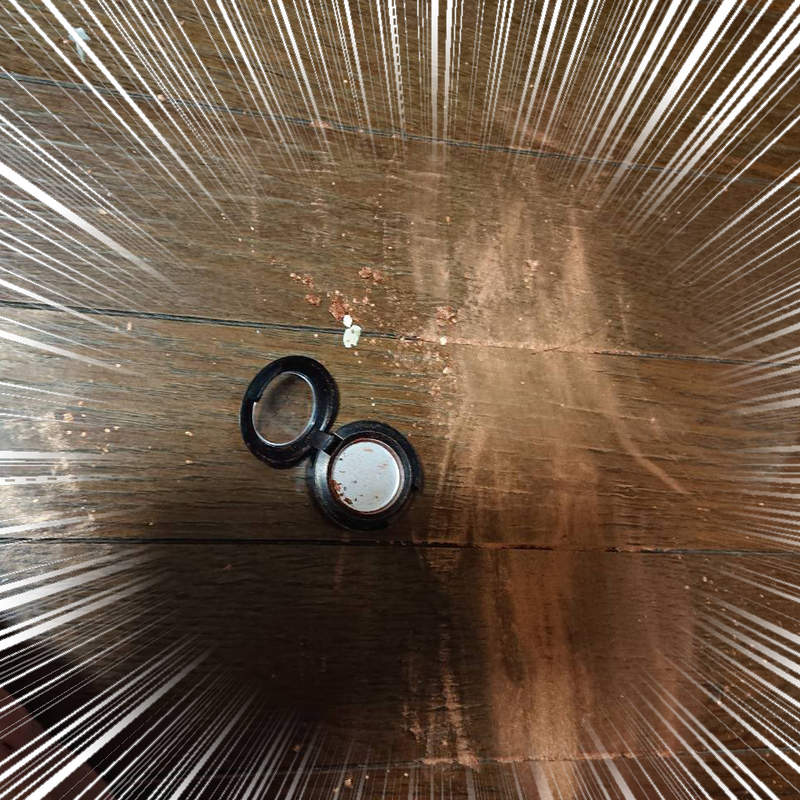 《摔壞女友化妝品的下場》粉碎一地的眼影讓犯錯的男友一秒變幻視（？）