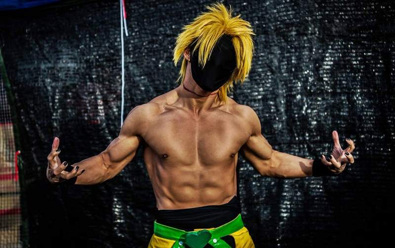 痴女出沒《日本肌肉男coser》被初次見面女性趁機玩弄乳頭差點爆氣，呼籲性騷擾不分男女