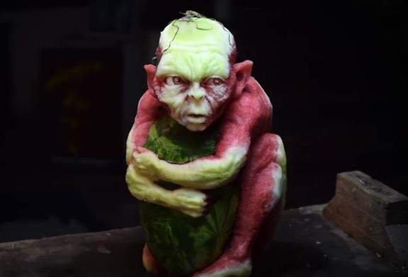 食物雕刻家製作《恐怖的西瓜咕嚕》雖然很想喊不要玩食物但西瓜很應景XD