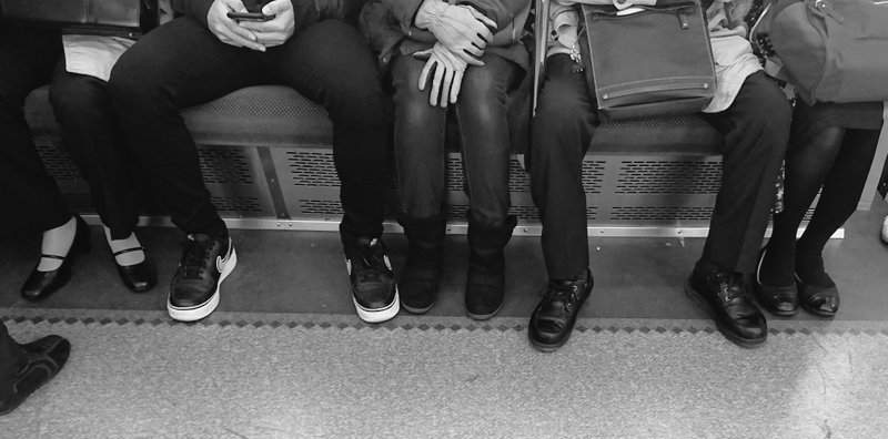 《電車座位空間男女差》網友怒:男生就不能把腿合起來坐嗎? 《電車座位空間男女差》網友怒:男生就不能把腿合起來坐嗎?