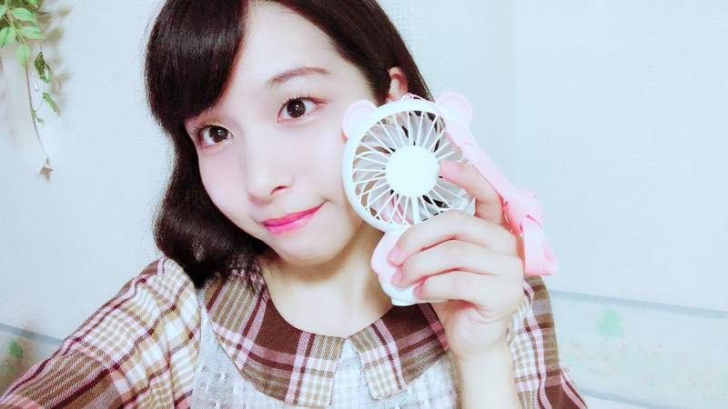 日本妹子流行《跟手持電風扇一起拍照》夏天降溫小物也變成了一種搭配了呢
