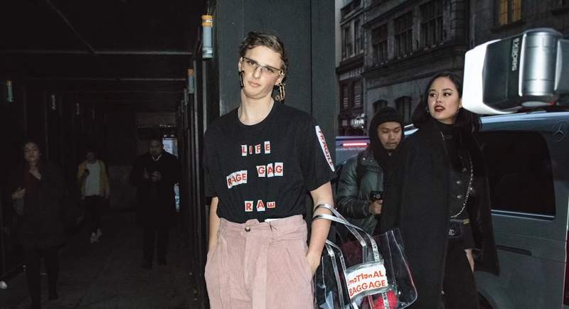 《Youtuber想惡搞時尚週》不小心就真的創造出時尚ICON了...... 《Youtuber想惡搞時尚週》不小心就真的創造出時尚ICON了......