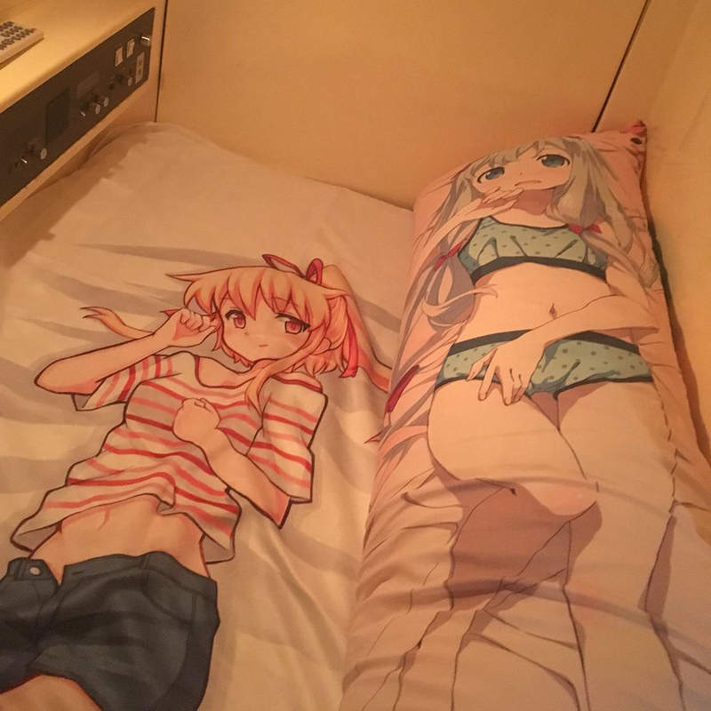 男性專用《痛膠囊旅館》等身大二次元美少女抱枕伴你一夜好眠ww 男性專用《痛膠囊旅館》等身大二次元美少女抱枕伴你一夜好眠ww