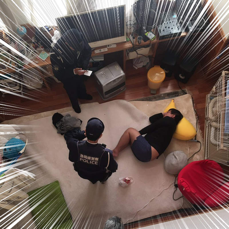 超恐怖《睡醒家裡多了一個大叔》而且還爽躺別人家香蕉抱枕上... 超恐怖《睡醒家裡多了一個大叔》而且還爽躺別人家香蕉抱枕上...