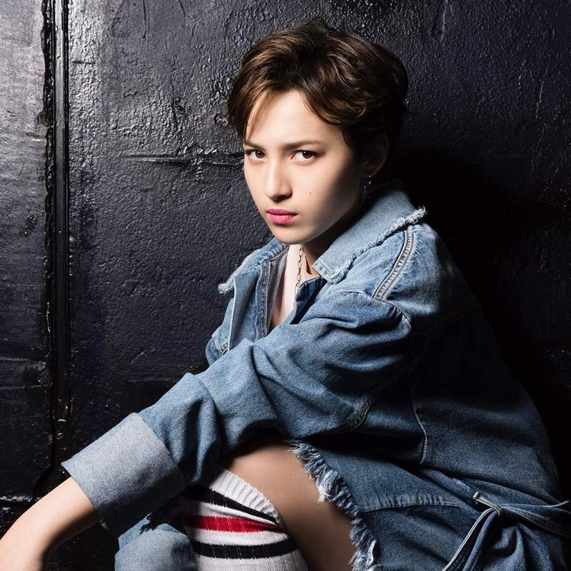 這麼帥氣一定是女孩子《Emily》女子樂團《THE COINLOCKERS》混血吉他手帥出人氣