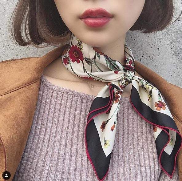 《一條方巾的多種用法》素色穿搭襯托配件就能讓你增色不少