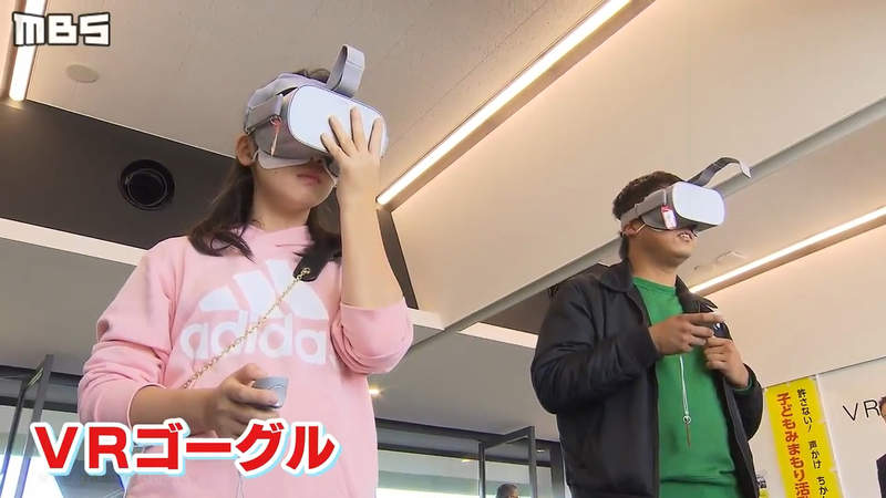 《VR受害體驗》變態跟蹤狂專挑不專心走路的人 聽音樂滑手機最容易成為目標……