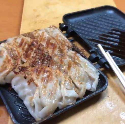 日網友用《熱壓吐司機做煎餃》兩百萬超高瀏覽率就知道有多少人流口水惹 日網友用《熱壓吐司機做煎餃》兩百萬超高瀏覽率就知道有多少人流口水惹