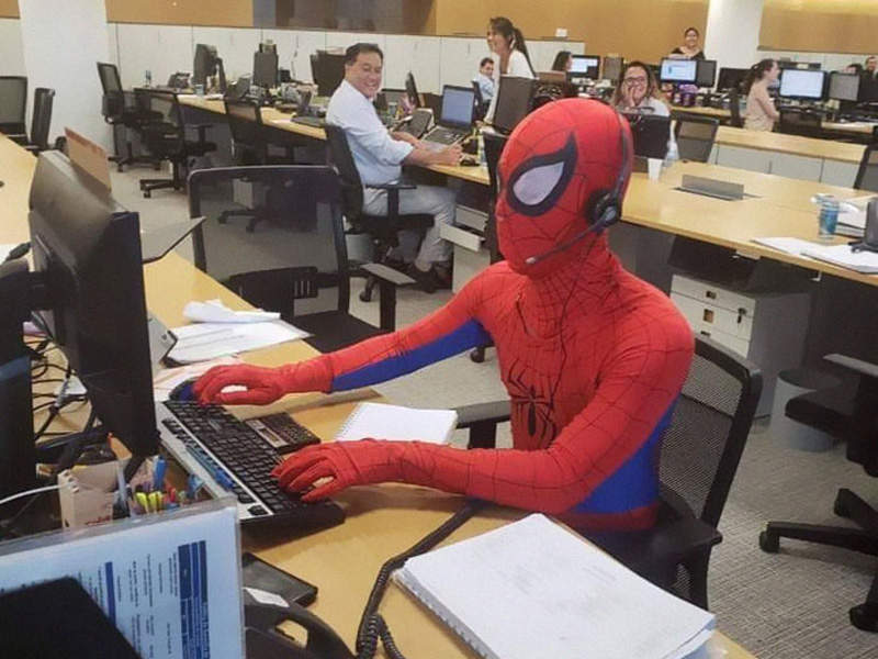 《銀行員工離職日Cos蜘蛛人上班》還到處發糖果搞得像是新住戶一樣w 《銀行員工離職日Cos蜘蛛人上班》還到處發糖果搞得像是新住戶一樣w