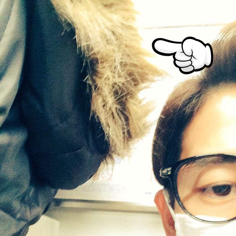 車廂中《連帽外套的毛毛問題》帽子上的一圈毛其實可能造成其他乘客困擾... 車廂中《連帽外套的毛毛問題》帽子上的一圈毛其實可能造成其他乘客困擾...