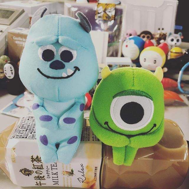 《午後紅茶與怪獸電力公司》同捆毛怪跟大眼仔的超萌坐姿娃娃