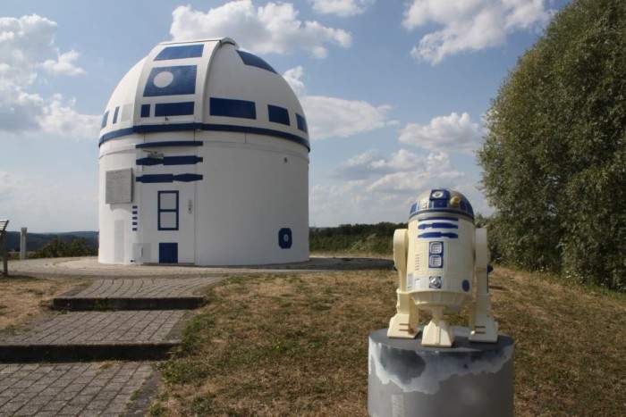 教授是狂粉《德國出現巨大R2-D2》原來是R2-D2啊我還以為是天文台呢 教授是狂粉《德國出現巨大R2-D2》原來是R2-D2啊我還以為是天文台呢