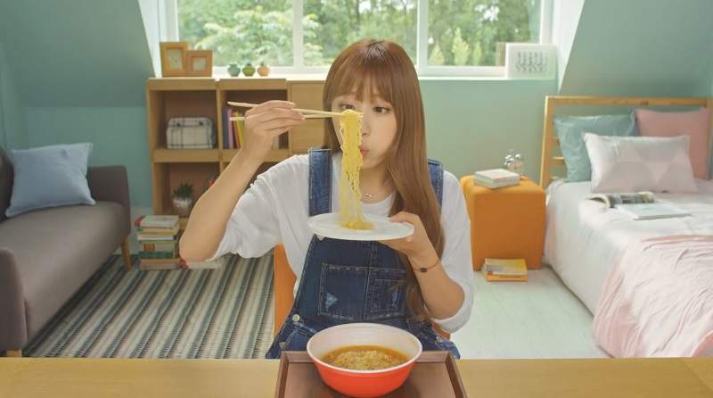 白衣控的救贖《吃泡麵時防止濺到衣服的方法》這下可以痛快吃不綁手綁腳啦~ 白衣控的救贖《吃泡麵時防止濺到衣服的方法》這下可以痛快吃不綁手綁腳啦~