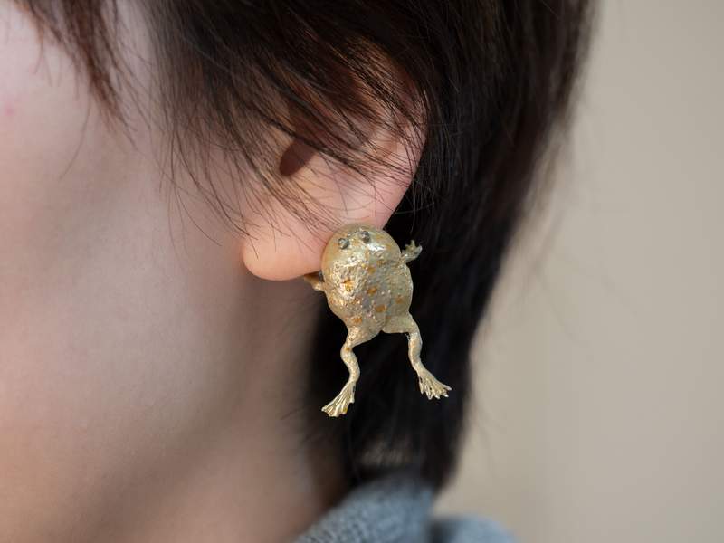 《青蛙咬咬耳環》原來耳朵被緊咬不放也可以是這麼可愛的一件事❤