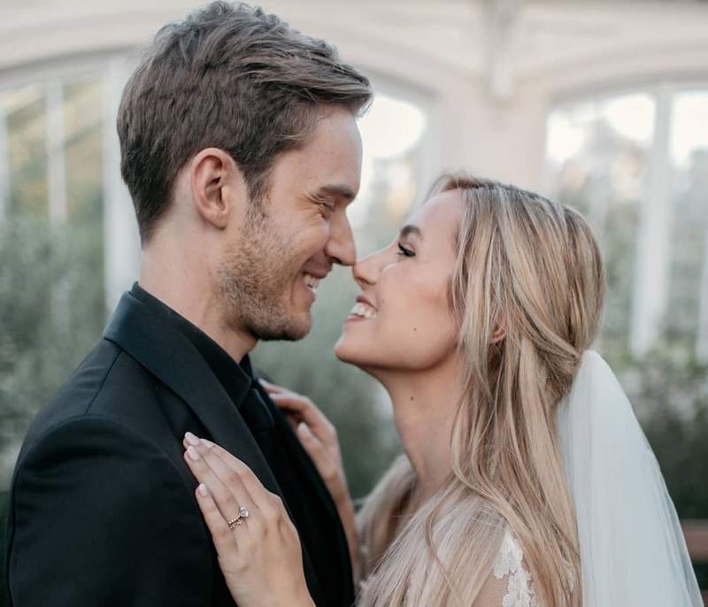 Youtuber《PewDiePie結婚了》與多年女友Marzia Bisognin在倫敦夢幻完婚 Youtuber《PewDiePie結婚了》與多年女友Marzia Bisognin在倫敦夢幻完婚