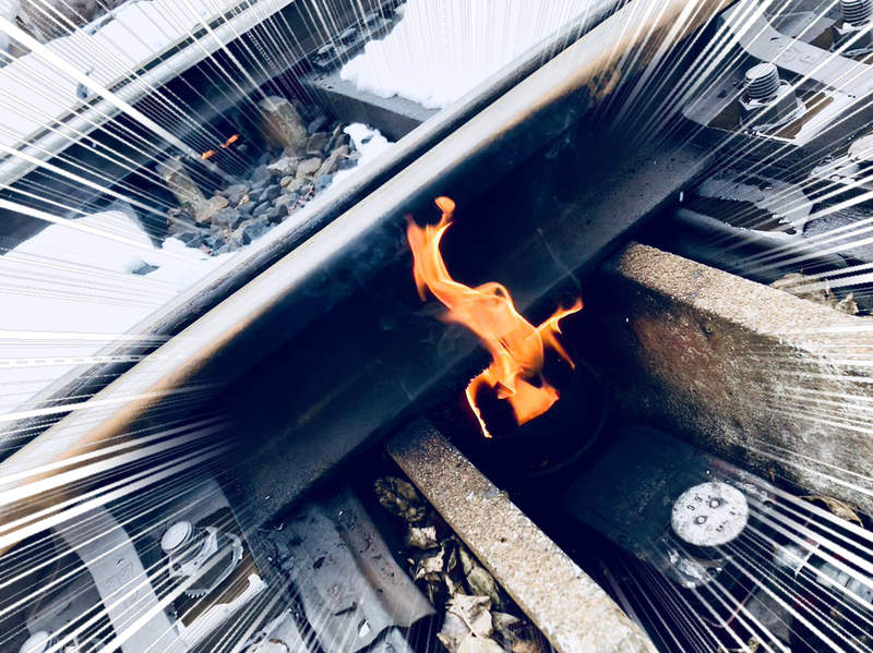 誤會大了《鐵軌著火的秘密》冒出火苗電車還照樣行駛原來是因為... 誤會大了《鐵軌著火的秘密》冒出火苗電車還照樣行駛原來是因為...