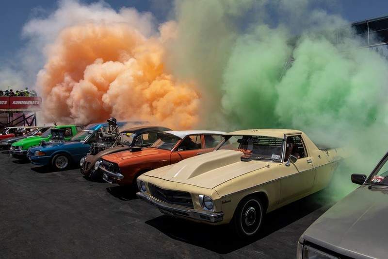 瘋狂壯舉 170輛車齊聚燒胎挑戰金氏世界紀錄 瘋狂壯舉 170輛車齊聚燒胎挑戰金氏世界紀錄