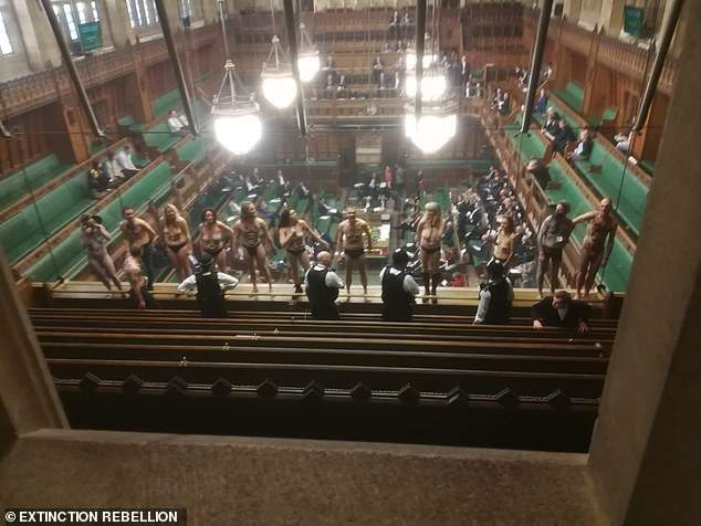 英國脫歐中《開會開一半碰到脫衣抗議》議員們都看傻了眼