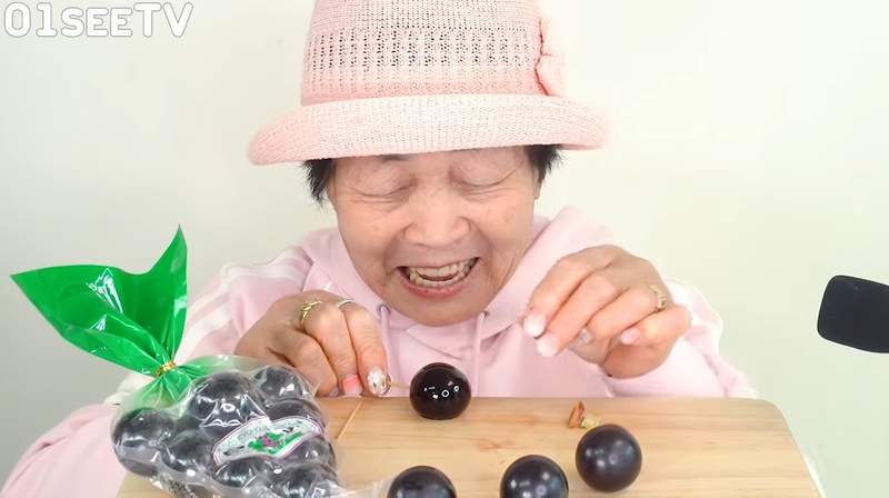 阿罵吃葡萄《70路團地妻的ASMR》不知道是不是錯覺那個吸的聲音真的很帶勁