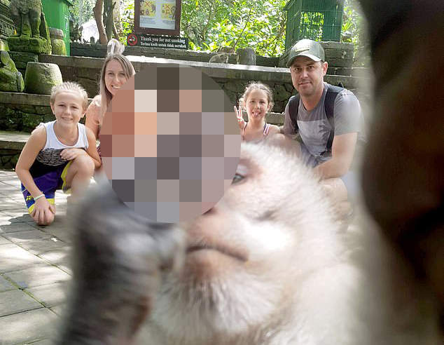 《猴子自拍照比中指》這證明了人果然是猴子進化來的(並沒有) 《猴子自拍照比中指》這證明了人果然是猴子進化來的(並沒有)