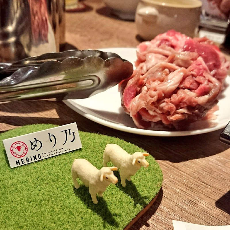 《殘忍的吃到飽餐廳》吃下肚的肉越多，桌上的牧場也就跟著變熱鬧...