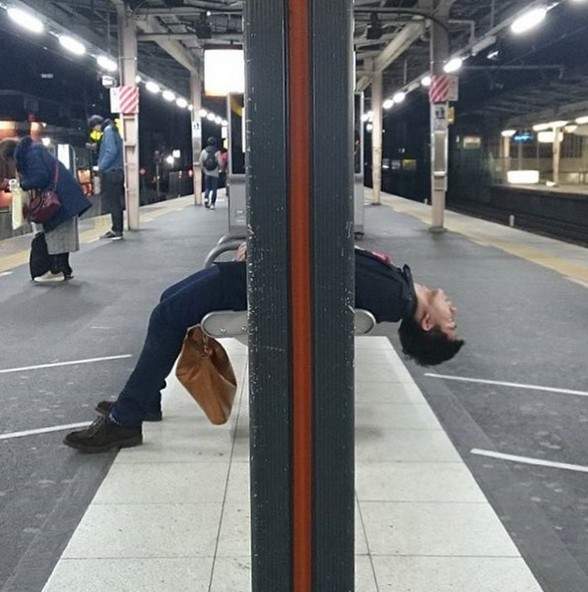 《澀谷醉鬼睡相》換個推特帳號這裡各種誇張睡姿更新比較快 《澀谷醉鬼睡相》換個推特帳號這裡各種誇張睡姿更新比較快