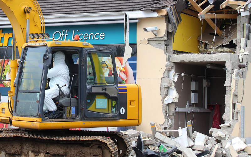 《用怪手挖走整台提款機》這樣真的有辦法把錢挖出來嗎? 《用怪手挖走整台提款機》這樣真的有辦法把錢挖出來嗎?