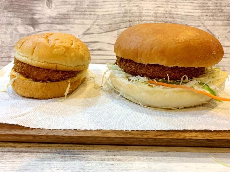 《相反意味的菜單照騙》冬季定番「白醬可樂餅漢堡」客美多咖啡VS麥當勞的尺寸差引發話題