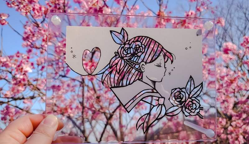 《剪紙賞花》漂亮的背景與鏤空服裝形成了樣式最美的搭配