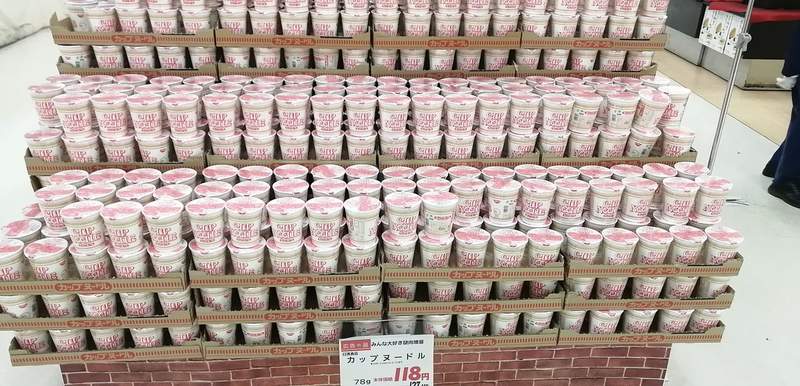 日本賣場再出招《泡麵之亂對策》驚人的存貨量來對抗肺炎疫情恐慌造成的搶購潮ww