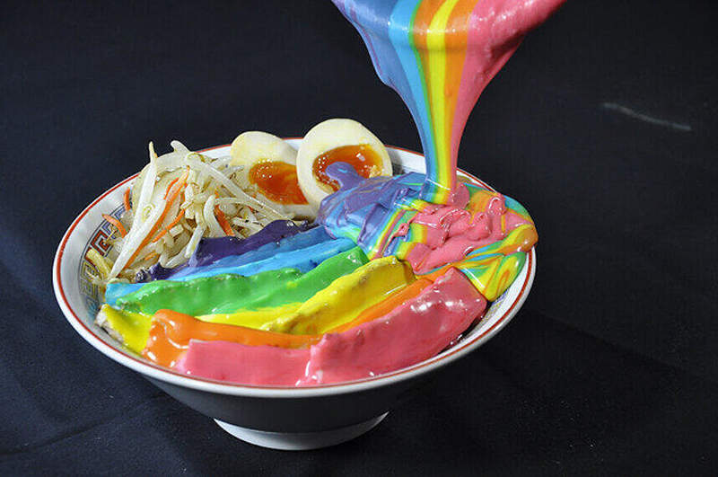 日本新推《7色彩虹拉麵》目標成為「終極好拍的拉麵」結果被網友戲稱「電競拉麵」ww