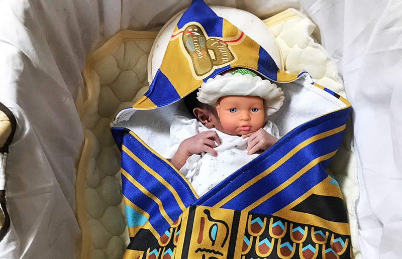 媽媽自製《法老包巾》把小孩秒變古埃及國王，享受成為法老王之母的樂趣ww