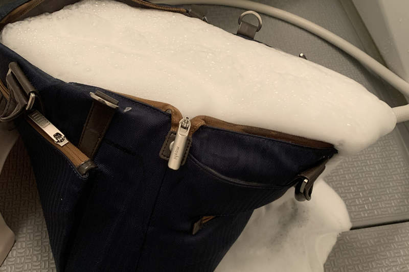 【悲劇】日本網友《省錢不買塑膠袋的下場》沐浴乳在包包裡炸開簡直地獄繪圖... 【悲劇】日本網友《省錢不買塑膠袋的下場》沐浴乳在包包裡炸開簡直地獄繪圖...