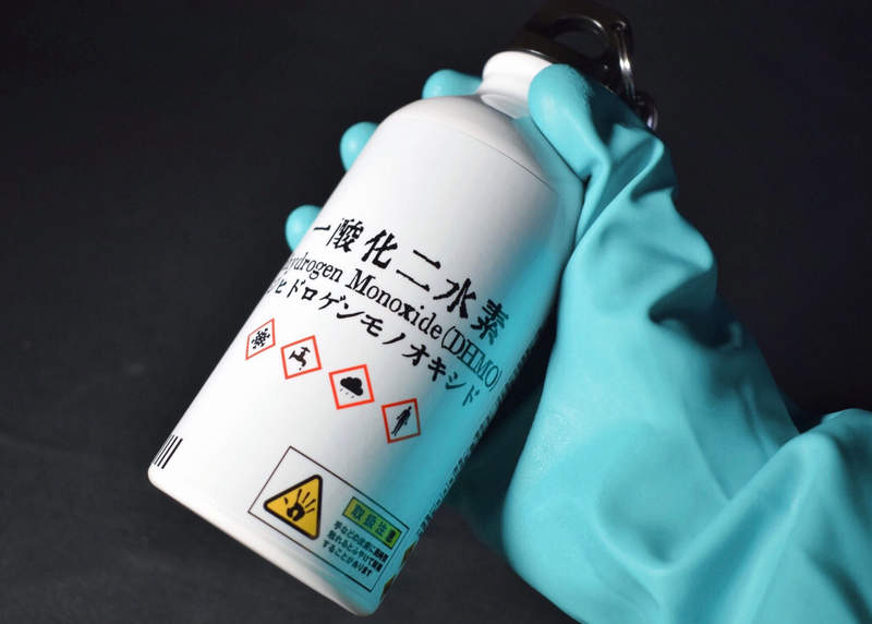 《只寫著事實的水壺》看起來超危險的一氧化二氫專用容器,裝著你不喝會死的化學物質w 《只寫著事實的水壺》看起來超危險的一氧化二氫專用容器,裝著你不喝會死的化學物質w